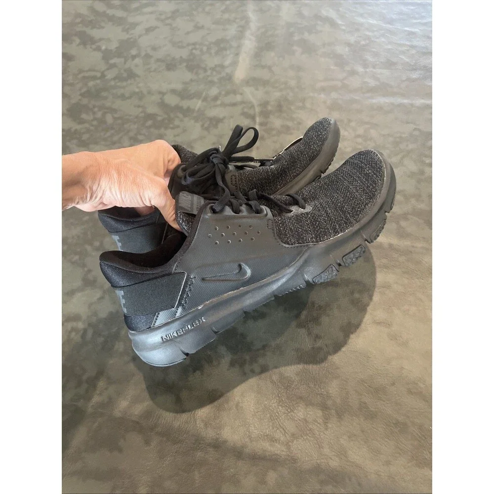 Nike ladies athletic sneakers black Sz 9